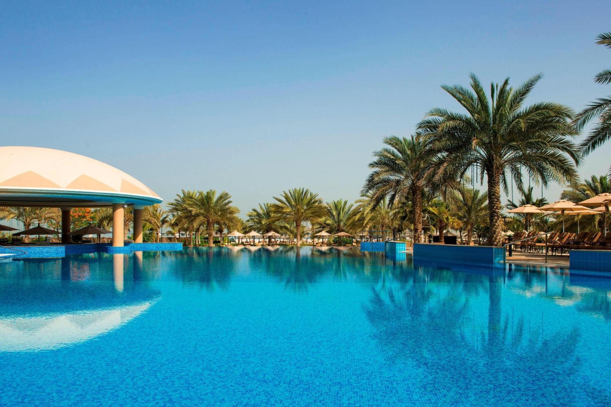 Le Royal Meridien Beach Resort & Spa Dubái Exterior foto The swimming pool at the resort