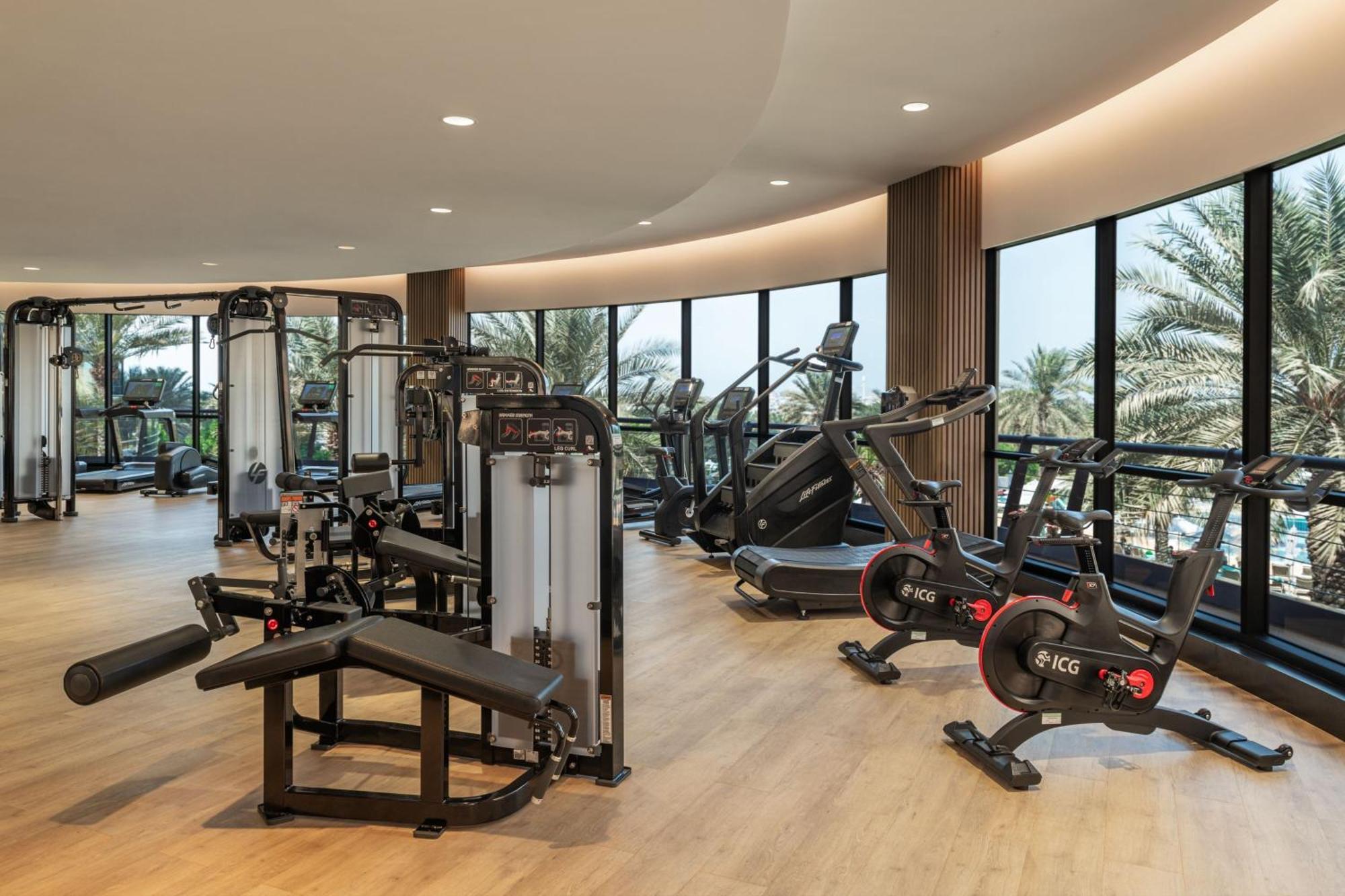 Le Royal Meridien Beach Resort & Spa Dubái Exterior foto The gym at the hotel