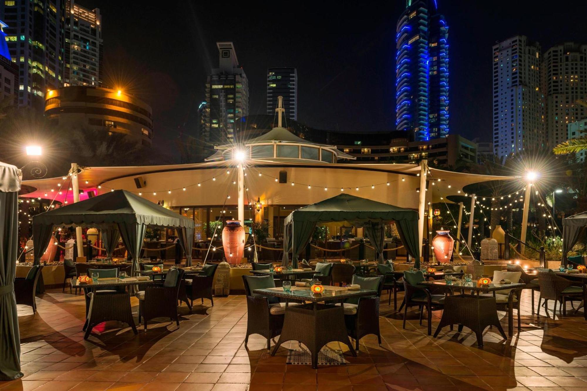 Le Royal Meridien Beach Resort & Spa Dubái Exterior foto The Deck at The Standard