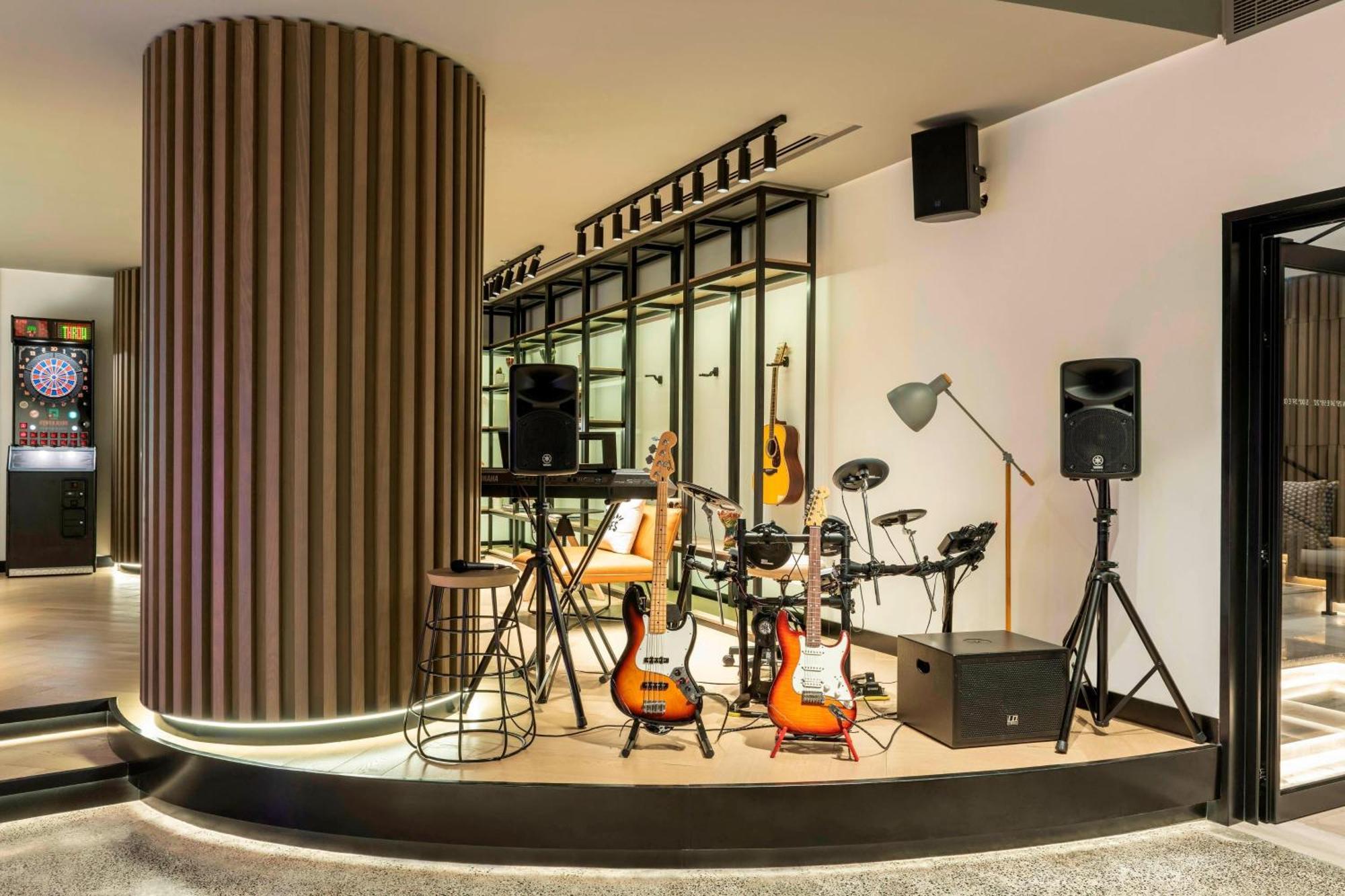 Le Royal Meridien Beach Resort & Spa Dubái Exterior foto The stage at the hotel's lobby