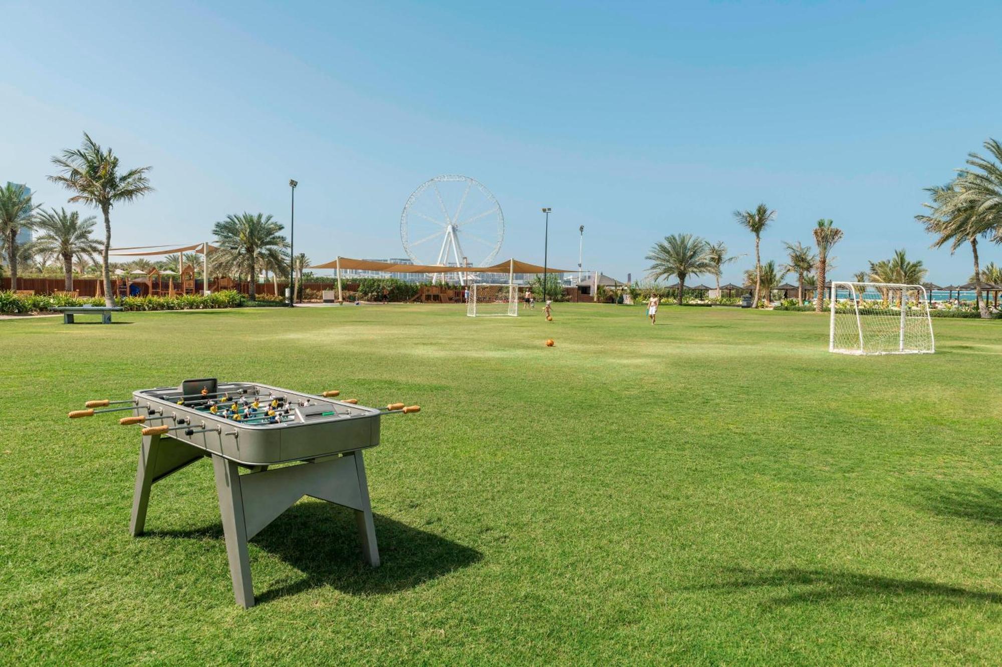 Le Royal Meridien Beach Resort & Spa Dubái Exterior foto The football field at the resort
