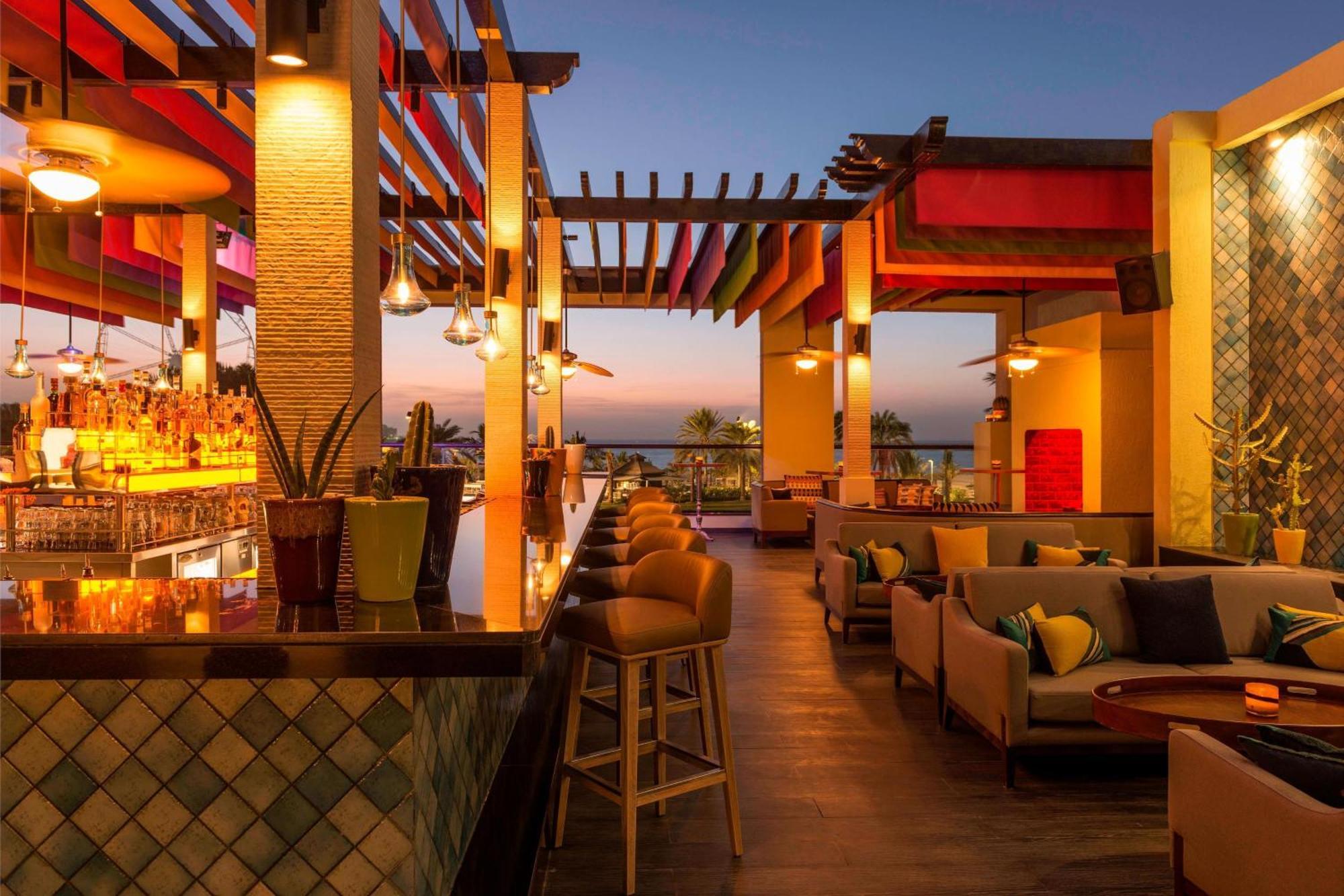 Le Royal Meridien Beach Resort & Spa Dubái Exterior foto The rooftop bar at the Hilton San Diego Bayfront