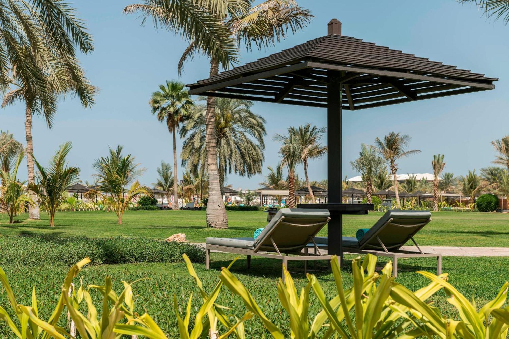 Le Royal Meridien Beach Resort & Spa Dubái Exterior foto The lawns at the resort